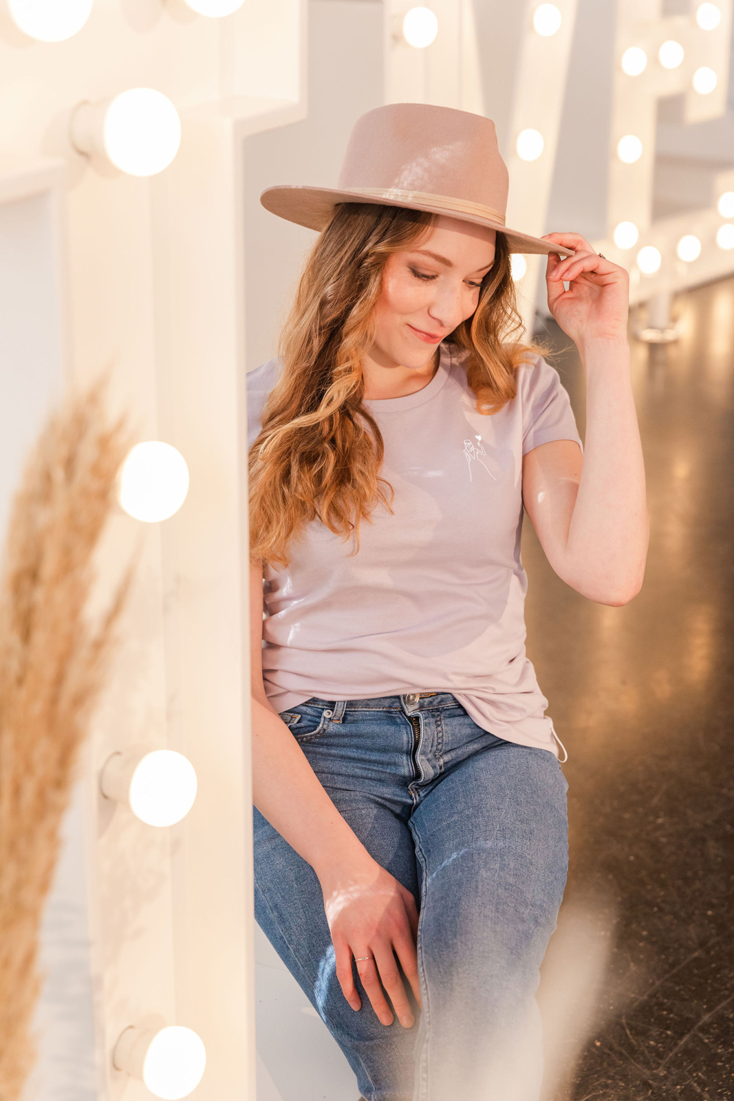T-Shirt Sarah - Motiv Fee - Farbe Dusty Purple aus 100 {5d1a129028b4ceec095b245af42ac8bbb2c9f9ab97ae0a67118505214091ed22} Bio-Baumwolle – Bild 2