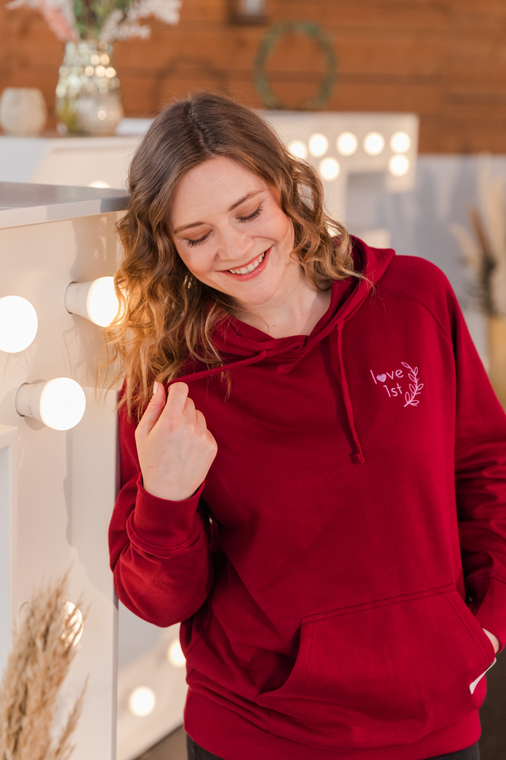 Hoodie Frieda - Motiv love 1st - Farbe Bordeaux aus 100 {5d1a129028b4ceec095b245af42ac8bbb2c9f9ab97ae0a67118505214091ed22} Bio-Baumwolle