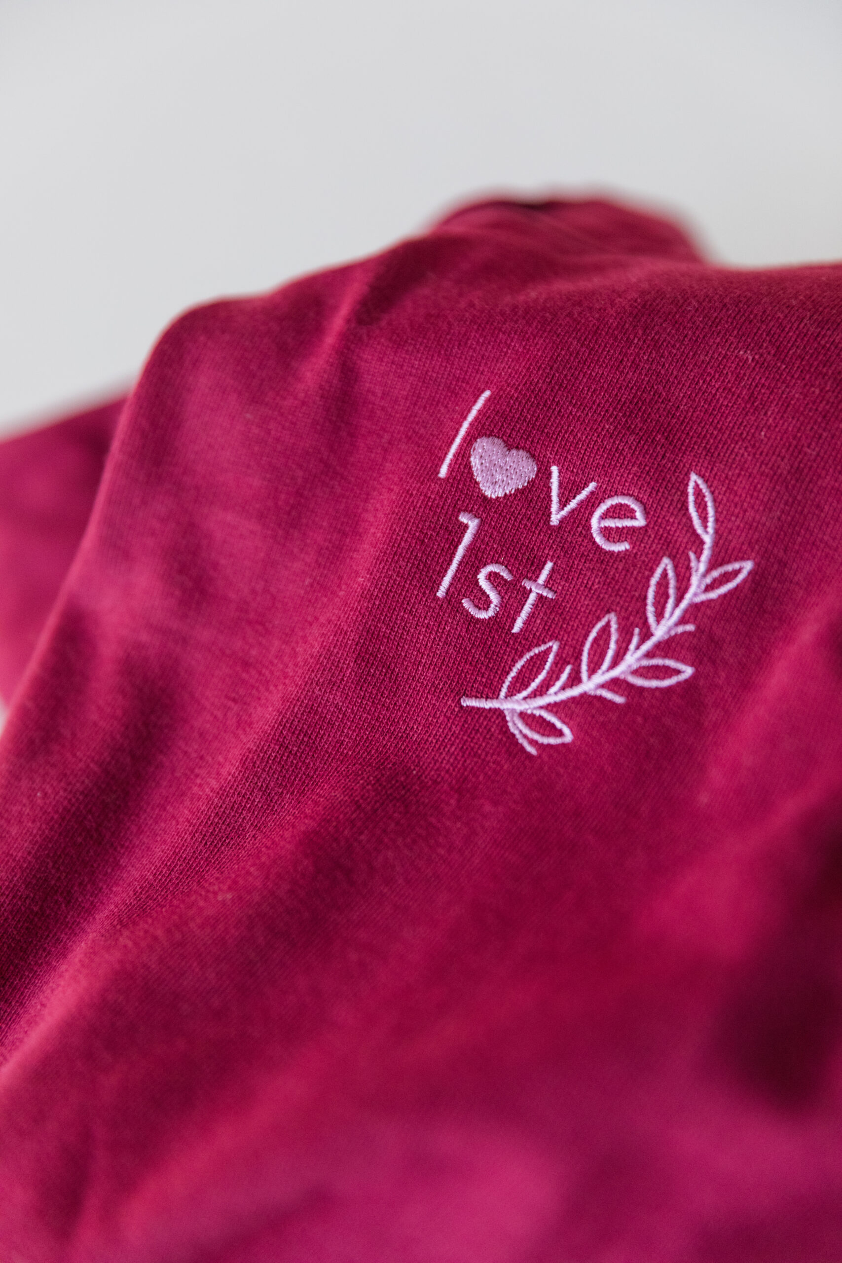 Hoodie Frieda - Motiv love 1st - Farbe Bordeaux aus 100 {5d1a129028b4ceec095b245af42ac8bbb2c9f9ab97ae0a67118505214091ed22} Bio-Baumwolle – Bild 5