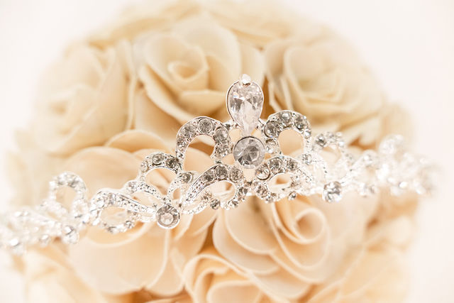 Diadem mit Glitzersteinchen – Bild 3