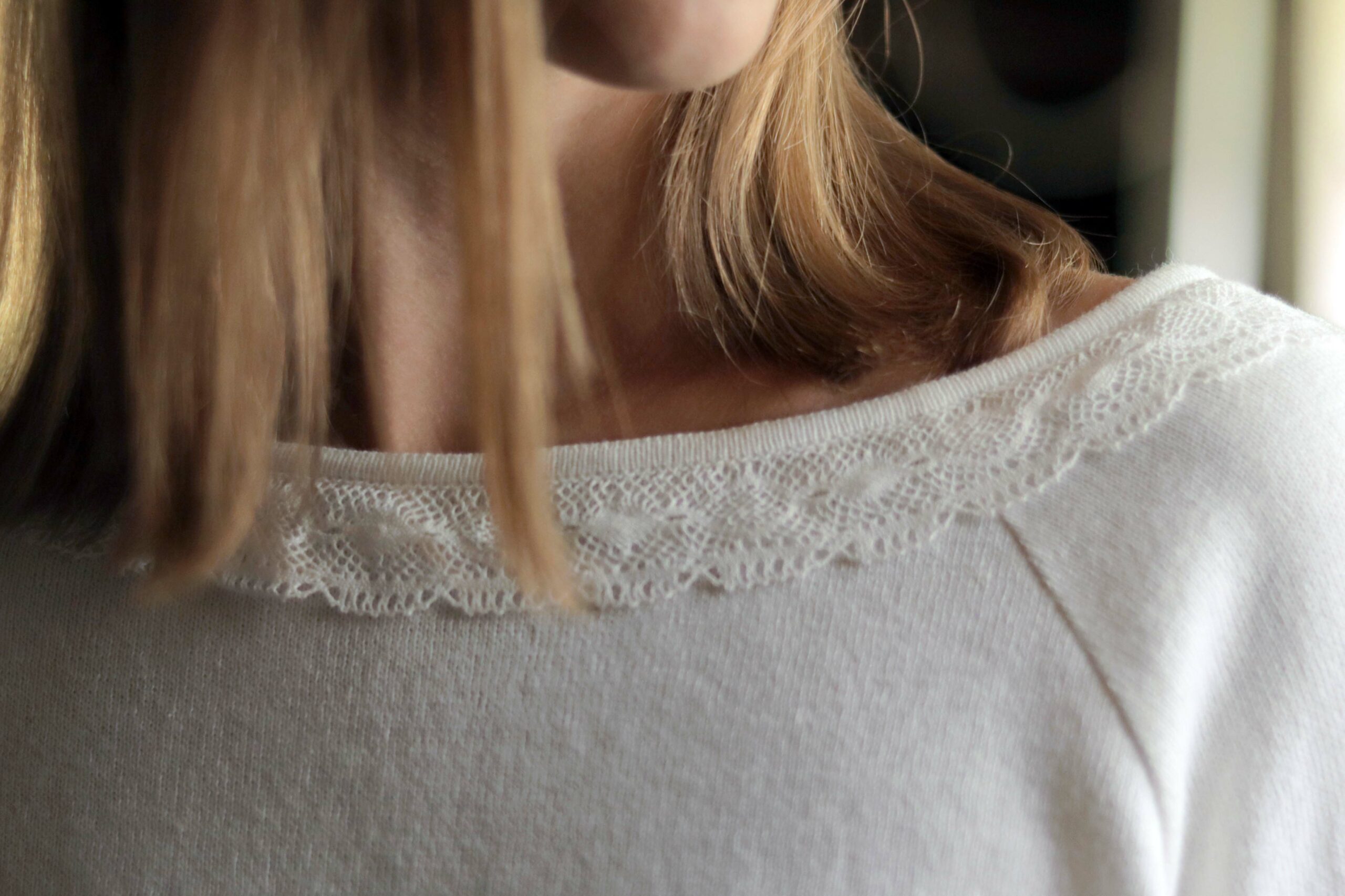 #be cute | V-Ausschnitt-Pullover und Spitze