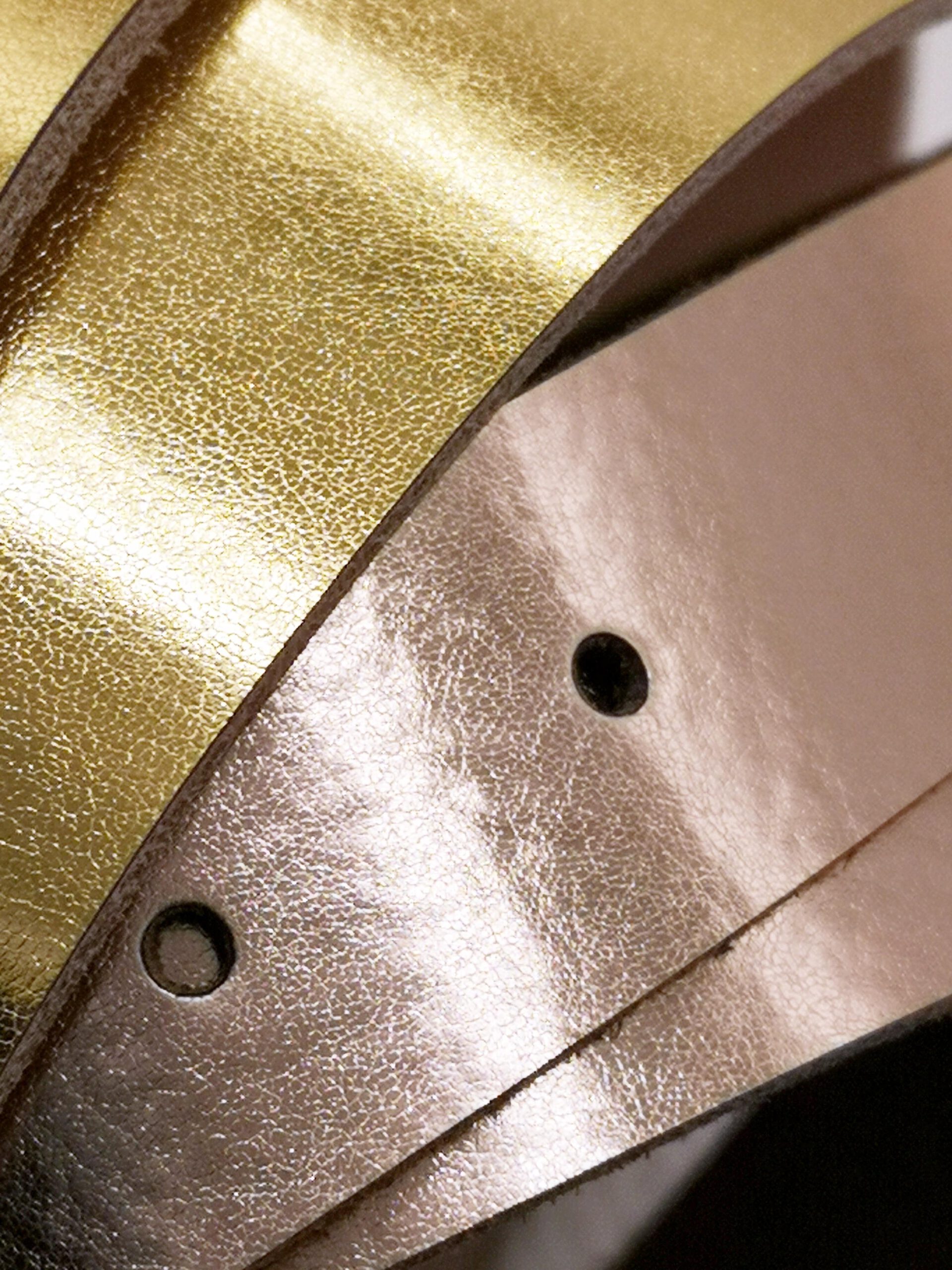 Ledergürtel in goldener Metalloptik – Bild 5